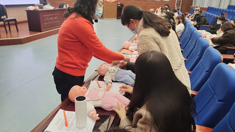 育婴师证背后的学历要求：揭秘育婴行业入门门槛**